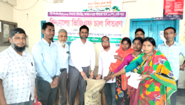 রাণীপুকুর ইউনিয়নে ৫৭৫৭ পরিবারের মাঝে বিনামূল্যে ভিজিএফ এর চাল বিতরণ