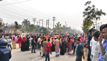 ভালুকায় বকেয়া বেতনের দাবিতে মহাসড়ক অবরোধ: লাঠিচার্জে ছত্রভঙ্গ শ্রমিকরা, চরম ভোগান্তিতে যাত্রীরা