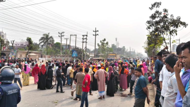 ভালুকায় বকেয়া বেতনের দাবিতে মহাসড়ক অবরোধ: লাঠিচার্জে ছত্রভঙ্গ শ্রমিকরা, চরম ভোগান্তিতে যাত্রীরা