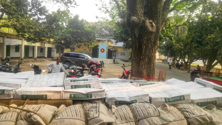 গোদাগাড়ীতে পৌঁছেছে খেজুর ও ত্রাণ সামগ্রী নতুন সমীকরণের ইঙ্গিত ঘিরে জনমনে চাঞ্চল্য