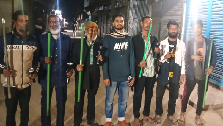 হায়দরগঞ্জ বাজারে ৮ জন নাইট গার্ডের ব্যবস্থায় স্বস্তিতে ব্যবসায়ীরা