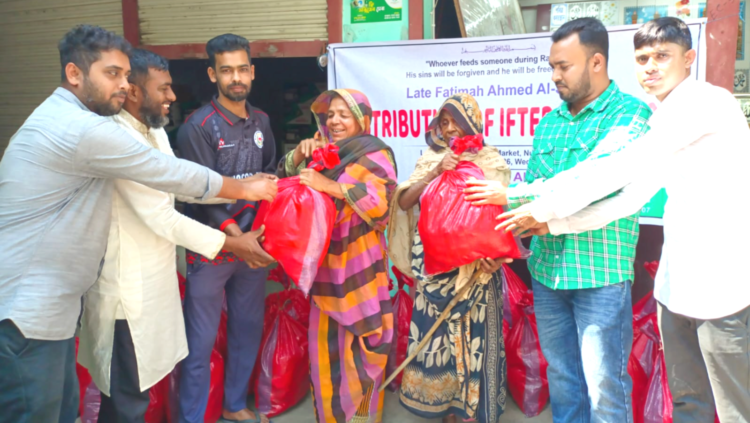 শ্যামনগরে নূরনগর মানবতার কল্যাণ ফাউন্ডেশনের উদ্যোগে ৫০ পরিবারের মাঝে ইফতার সামগ্রী বিতরণ