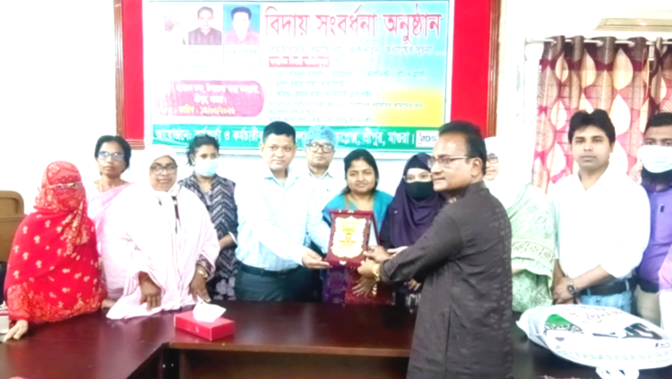 শ্রীপুর উপজেলা স্বাস্থ্য কমপ্লেক্সের তিন কর্মকর্তা-কর্মচারীর বিদায়ী সংবর্ধনা প্রদান