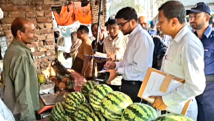 জয়পুরহাটে বাজার স্থিতিশীল রাখতে ভ্রাম্যমাণ আদালতের অভিযান