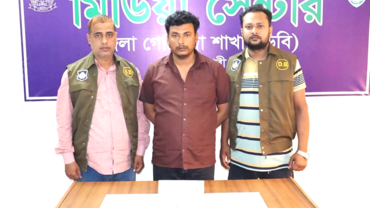 পীরগন্জের ইয়াবা গডফাদার ও বালু সিন্ডিকেটের হোতা নীলফামারীতে আইনশৃঙ্খলা বাহিনীর হাতে আটক