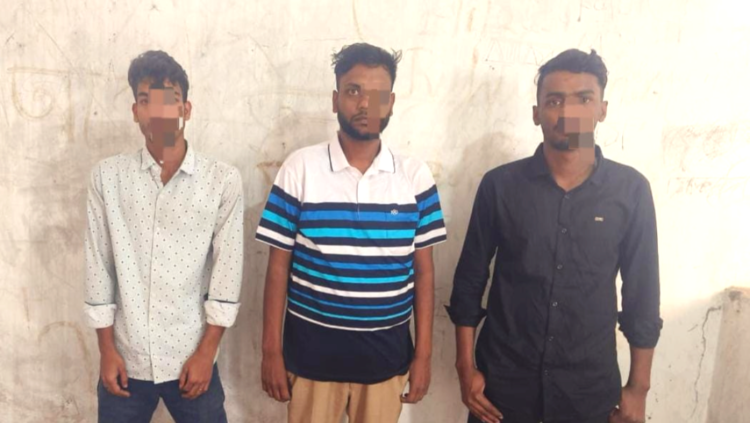 তানোরে প্রাইভেটকারে মিলল ১৪৬ বোতল ফেনসিডিল, গ্রেফতার ৩