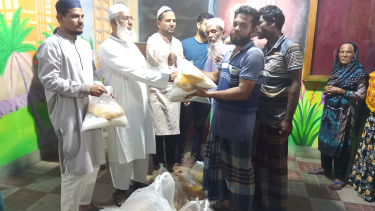 দুস্থদের মাঝে ঈদ সামগ্রী বিতরণ