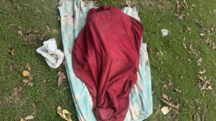 যশোর সদর উপজেলার হামিদপুর সরকারি প্রাথমিক বিদ্যালয়ের প্রাঙ্গণে অজ্ঞাতপরিচয় ব্যক্তির মরদেহ উদ্ধার