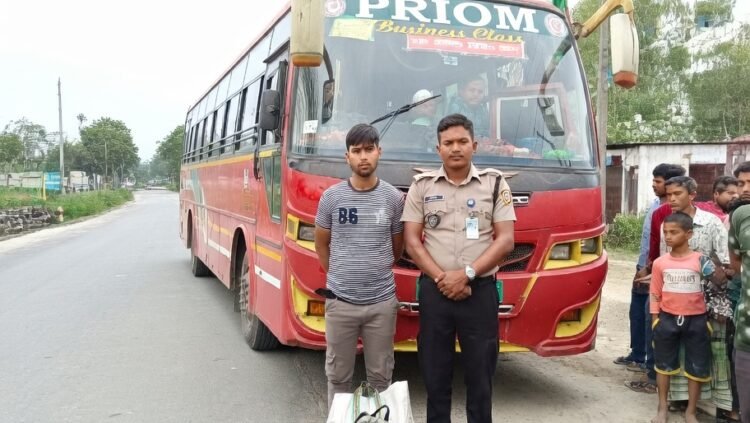 সৈয়দপুরে ৪৮০০ পিস ইয়াবাসহ যুবক গ্রেফতার