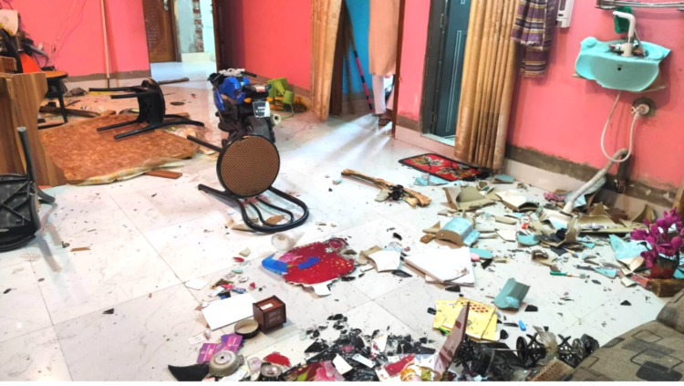 মান্দায় বসতবাড়িতে তাণ্ডব চালিয়ে ভাঙচুর, লুটপাটসহ বাইকে আগুন