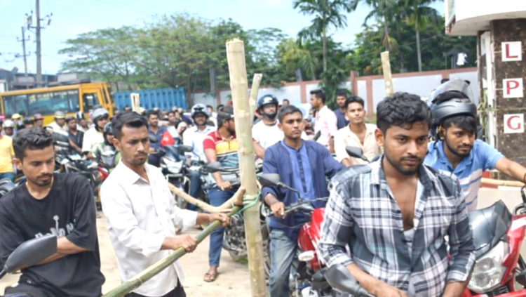 আমতলীতে জ্বালানি সংকট তীব্র আকারে, বিপাকে ভাড়ায় চালিত মোটরসাইকেল চালকরা