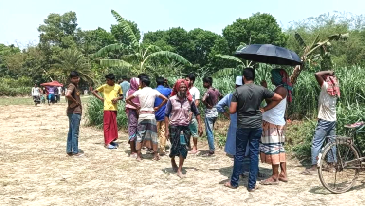 শ্রীপুরে ঘাস ক্ষেত থেকে এক নারীর বিবস্ত্র লাশ উদ্ধার 