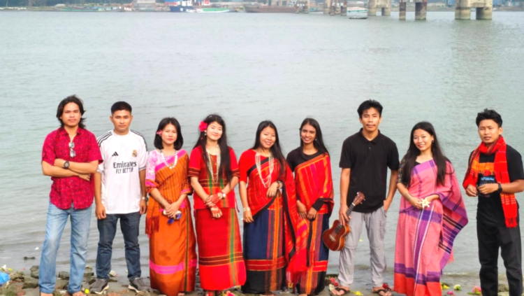 কীর্তনখোলায় ফুল ভাসিয়ে ববি চাকমা সম্প্রদায় শিক্ষার্থীদের বিজু উৎযাপন