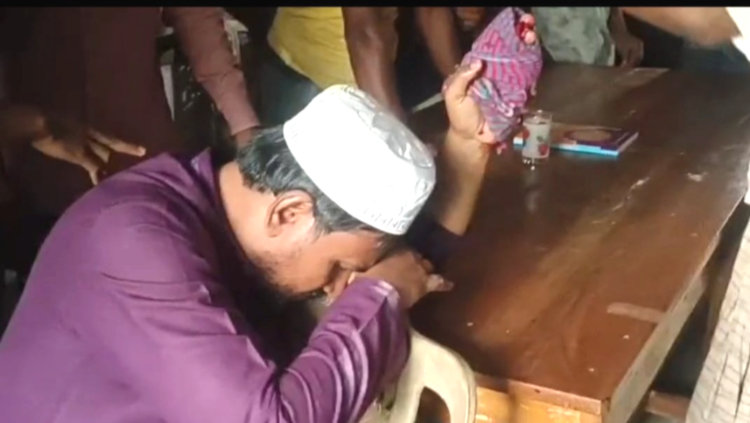 সার্টিফিকেট প্রদানে অপারগতায় অবরুদ্ধ হলেন কামাতআঙ্গারিয়া দাখিল মাদ্রাসার বরখাস্তকৃত সুপার সাইদুর রহমান