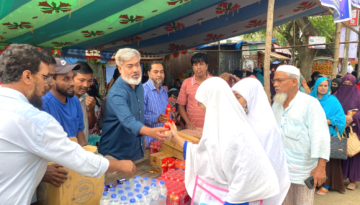 তীব্র গরমে স্বস্তির ছোঁয়া লৌহজংয়ে এসএসসি পরীক্ষার্থীদের মাঝে পানি জুস ও খাবার বিতরণ