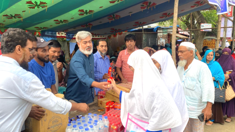 তীব্র গরমে স্বস্তির ছোঁয়া লৌহজংয়ে এসএসসি পরীক্ষার্থীদের মাঝে পানি জুস ও খাবার বিতরণ