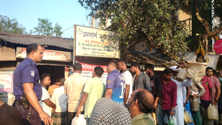 বালিয়াকান্দিতে ডিলারের কাছ থেকে তেল পাচ্ছেন না সাব-ডিলাররা, বাজারে ভোগান্তি চরমে