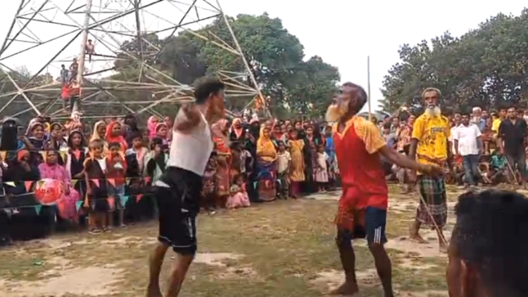 উৎসবমুখর পরিবেশে গ্রামবাংলার ঐতিহ্যবাহী লাঠি খেলা