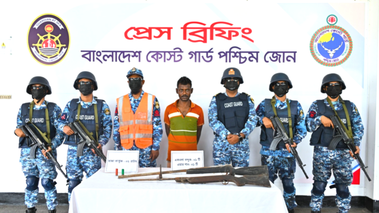 সুন্দরবনের কুখ্যাত ডাকাত ছোট সুমন বাহিনীর সেকেন্ড ইন কমান্ড সামাদ মোল্লা  অস্ত্র ও গোলাবারুদসহ আটক