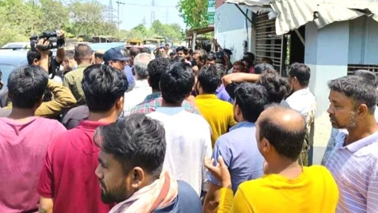 বন্ধ হওয়া সেতুর টোল চালু করতে গিয়ে ছাত্র-জনতার বিক্ষোভের মুখে প্রশাসন