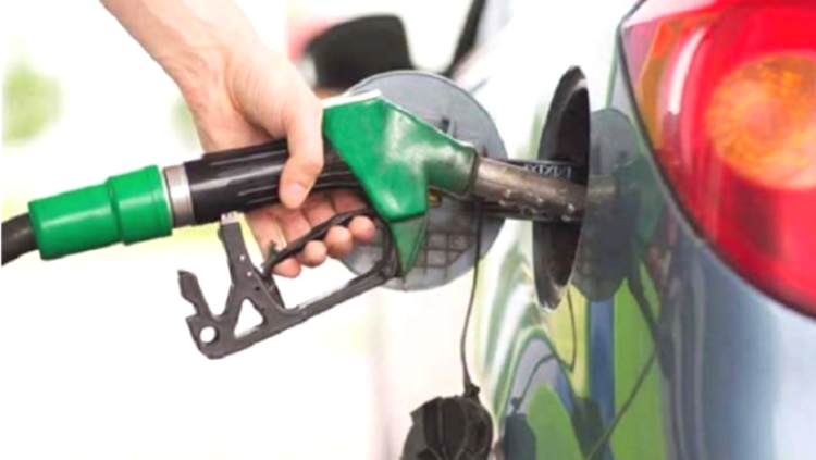 শিক্ষক-স্বাস্থ্যকর্মীদের যাতায়াতে সুবিধা দিতে ডোমারে জ্বালানি সরবরাহ