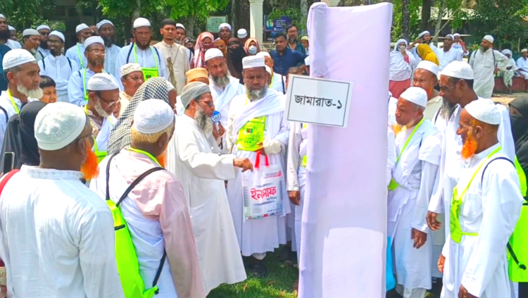 হাতিয়ায় হজ যাত্রীদের হাতে-কলমে ব্যতিক্রমধর্মী প্রশিক্ষণ কর্মশালা