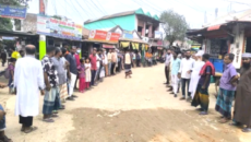 বালির গাড়ী চলাচল বন্ধের দাবিতে শৈলকুপার কাতলাগাড়ী বাজারে মানববন্ধন