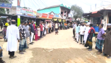 বালির গাড়ী চলাচল বন্ধের দাবিতে শৈলকুপার কাতলাগাড়ী বাজারে মানববন্ধন