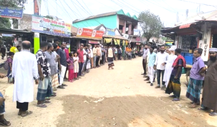 বালির গাড়ী চলাচল বন্ধের দাবিতে শৈলকুপার কাতলাগাড়ী বাজারে মানববন্ধন
