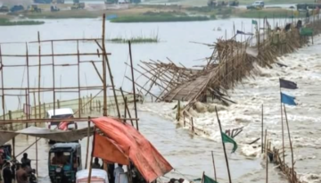 নেত্রকোনায় মেঘালয়ের পাহাড়ি ঢলে ভেসে গেছে সোমেশ্বরী নদীর অস্থায়ী সেতু, ঝুঁকিতে পারাপার