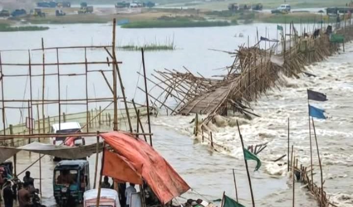 নেত্রকোনায় মেঘালয়ের পাহাড়ি ঢলে ভেসে গেছে সোমেশ্বরী নদীর অস্থায়ী সেতু, ঝুঁকিতে পারাপার