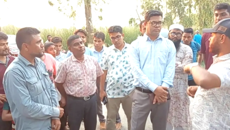 ঠাকুরগাঁওয়ে ফোনে অভিযোগ পেয়ে রাস্তার কাজে অনিয়ম ঠেকাতে ঘটনাস্থলে ডিসি