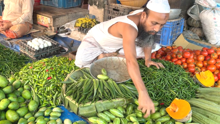 বাগেরহাটে নিত্যপণ্যের বাজারে অস্থিরতা: সবজির পাশাপাশি মাছ, মাংস ও মুদি পণ্যের দাম আকাশচুম্বী