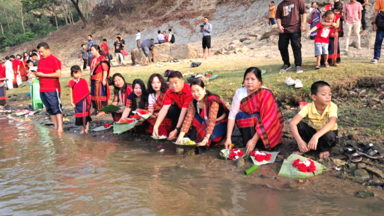 সাঙ্গুনদীতে ফুল নিবেদনের মধ্যে দিয়ে বিজু উৎসব শুরু