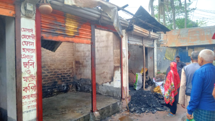 আত্রাইয়ের বান্দাইখাড়া বাজারে মধ্যরাতে ভয়াবহ অগ্নিকাণ্ড, ক্ষতি প্রায় ৯ লাখ টাকা