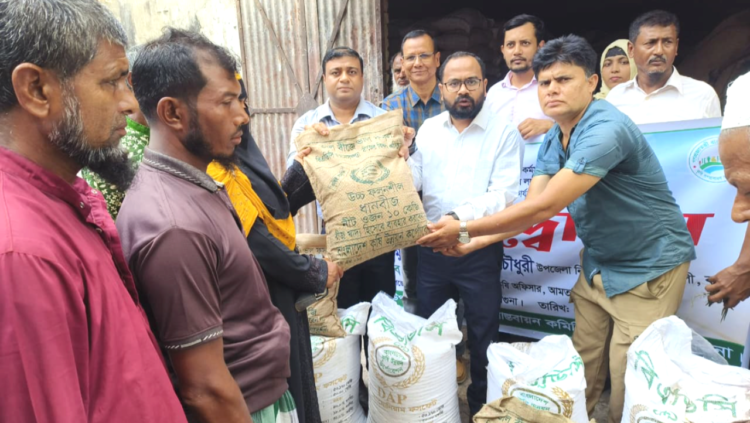 আমতলীতে ১২ হাজার ৬০ কৃষকের মাঝে সার ও বীজ বিতরণ