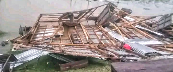 তজুমদ্দিনে কালবৈশাখীর ঝড়ে প্রাথমিক বিদ্যালয়ের ঘর লন্ডভন্ড