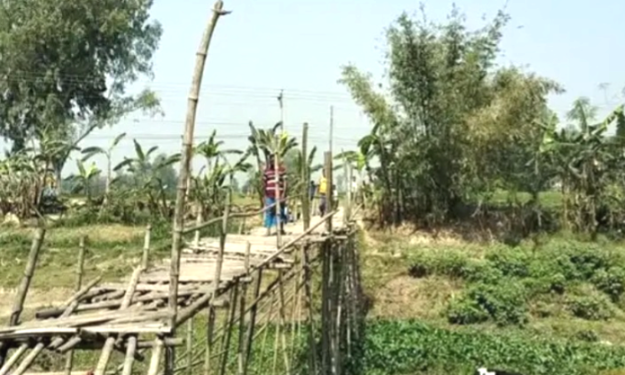 করতোয়া নদীতে সাঁকোই ভরসা, রায়গঞ্জে ১০ গ্রামের দুর্ভোগ চরমে