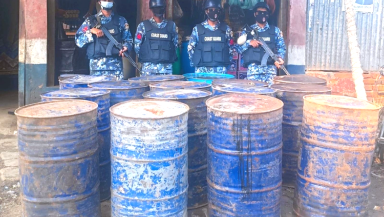 নোয়াখালীর হাতিয়ায় প্রায় ৩ লক্ষ টাকা মূল্যের ৩ হাজার লিটার অবৈধ জ্বালানি তেল জব্দ করেছে কোস্ট গার্ড
