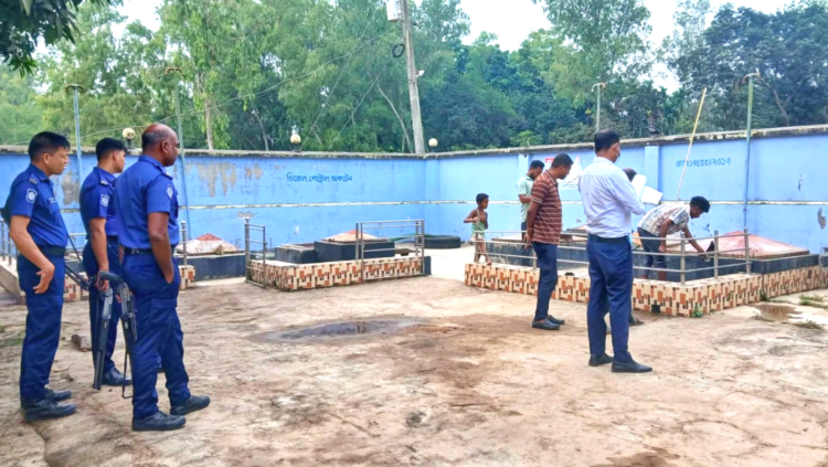 পীরগঞ্জে জ্বালানি তেল নিয়ে কারসাঁজির ভিডিও করায় সাংবাদিকের উপড় হামলা, মোবাইল কোর্টে ফিলিং স্টেশনের জরিমানা