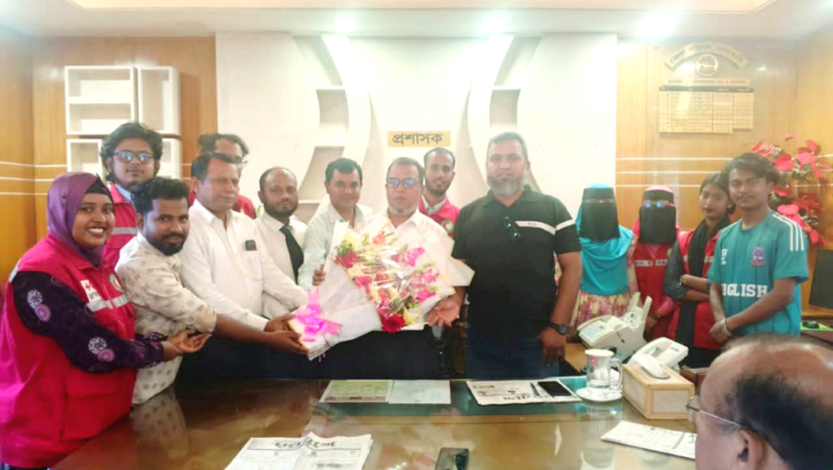 ঝালকাঠী জেলা পরিষদ প্রশাসক শাহাদাৎ কে আইনজীবী সমিতি ও যুব রেড ক্রিসেন্টের ফুলেল  শুভেচছা