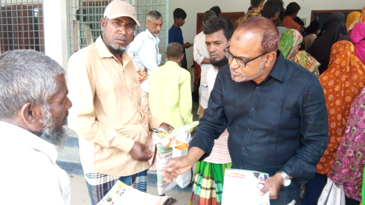 রায়গঞ্জে উপজেলা চেয়ারম্যান প্রার্থী ব্যারিস্টার বাতেনের লিফলেট বিতরণ