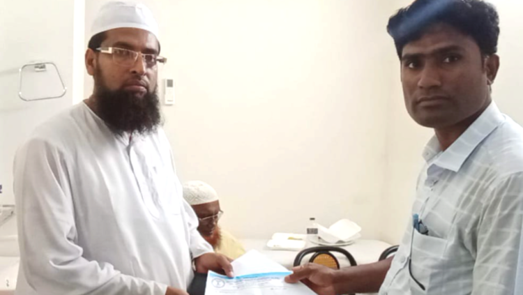 বরগুনা-১ আসনের এমপি’র হাতে কমিউনিটি প্যারামেডিকদের আবেদনপত্র হস্তান্তর