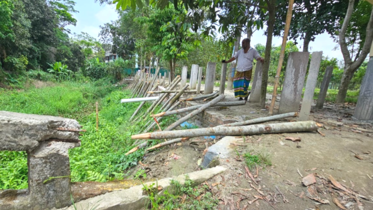 লৌহজংয়ে  রাস্তা-খাল দখলের অভিযোগ ইউপি চেয়ারম্যানের বিরুদ্ধে