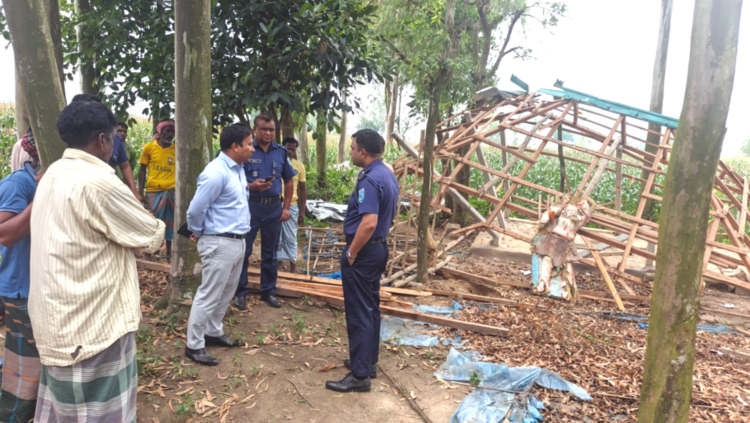 বীরগঞ্জে আদিবাসীদের কবরস্থানের গাছ কাটা ও কালী মন্দির ভাঙচুর, আদিবাসী যুবক তীর বৃদ্ধ হয়ে হাসপাতালে চিকিৎসাধীন