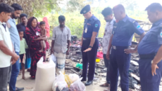 অগ্নিকাণ্ডে ক্ষতিগ্রস্ত পরিবারের পাশে ঈদগাঁও থানার ওসি এটিএম সিফাতুল মাজদার