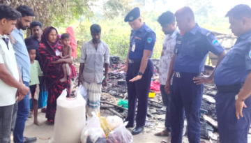 অগ্নিকাণ্ডে ক্ষতিগ্রস্ত পরিবারের পাশে ঈদগাঁও থানার ওসি এটিএম সিফাতুল মাজদার