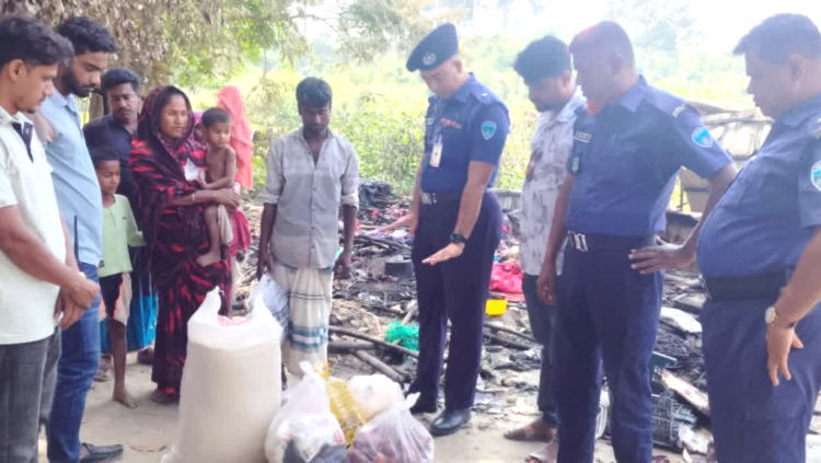 অগ্নিকাণ্ডে ক্ষতিগ্রস্ত পরিবারের পাশে ঈদগাঁও থানার ওসি এটিএম সিফাতুল মাজদার