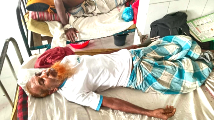 আমতলীতে মামলায় স্বাক্ষী দেওয়ায় আসামীরা ক্ষিপ্ত হয়ে এক স্বাক্ষীকে পিটিয়ে আহত করেছে, হাসপাতালে ভর্তি