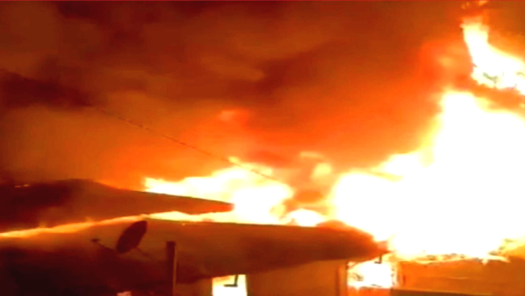 বান্দরবান রোয়াংছড়িতে অগ্নিকান্ডে ৪ বসতঘর ক্ষতিগ্রস্ত